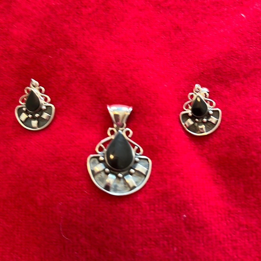 Beautiful silver pendant and earrings black onyx center